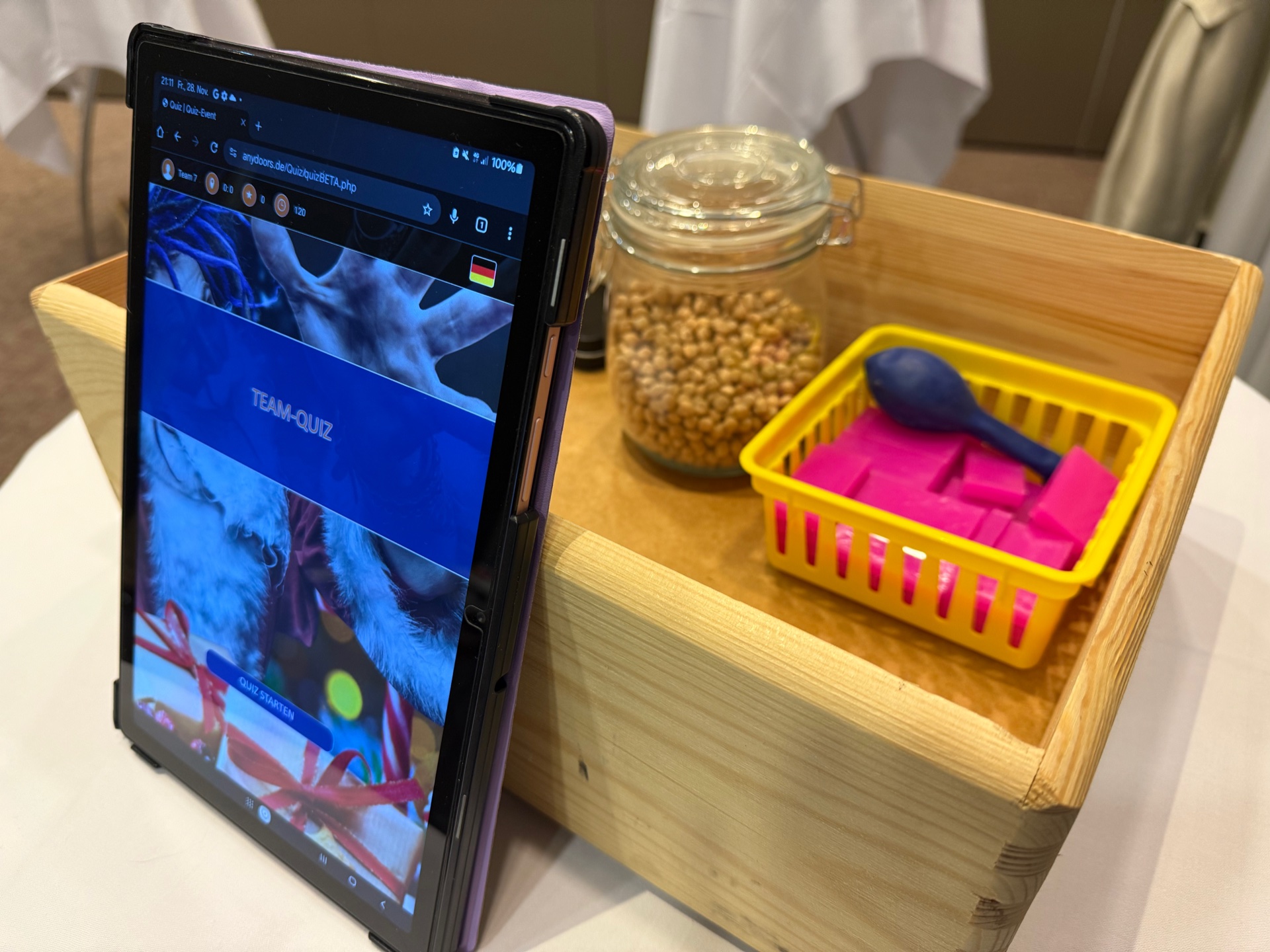 Weihnachts-Quizshow: Tablet während des Teamevents